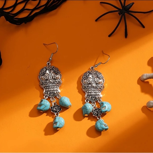 NWT SKULL EARRINGS - Picture 2 of 5